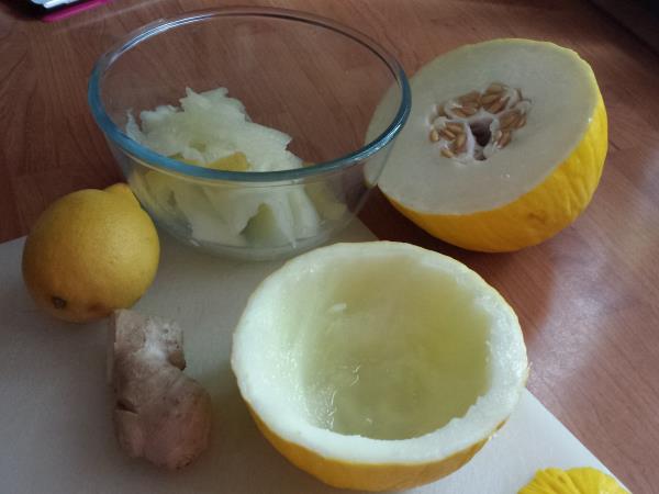 Osvežilna solata v medeni meloni
